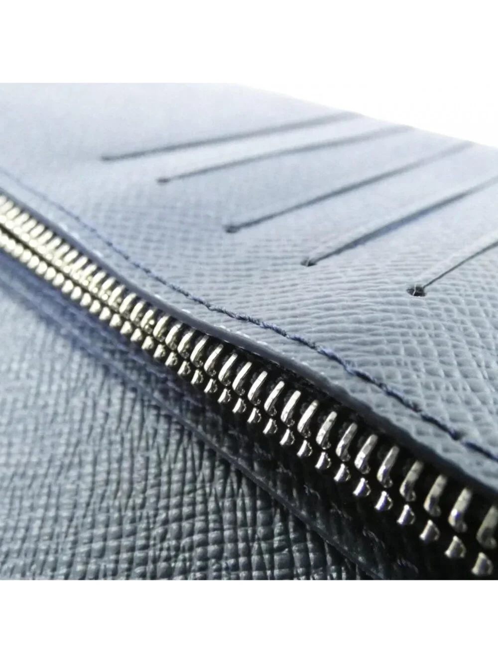 Louis Vuitton Taiga Portefeuille Brazza Wallet